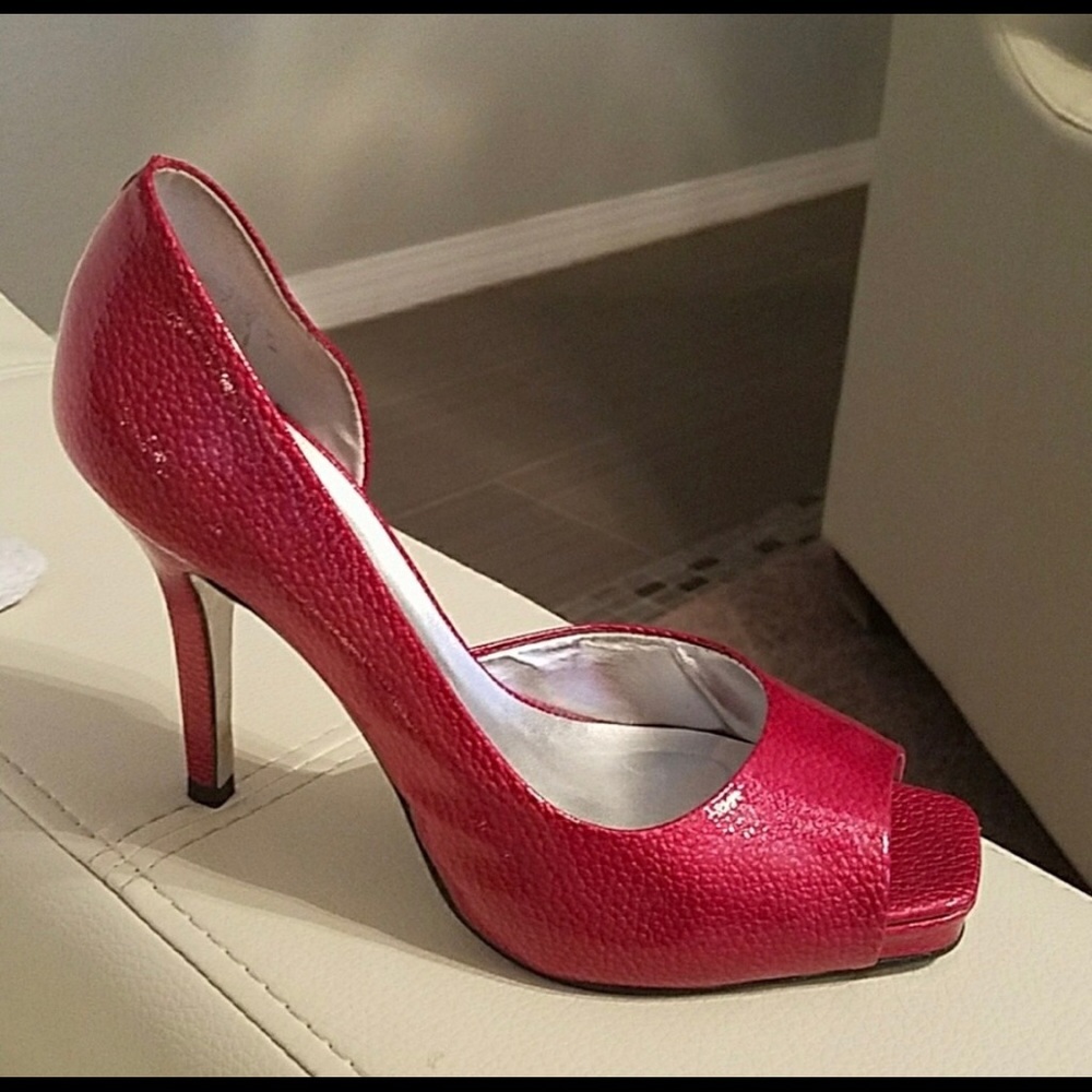 J🐝🐝 $5 for $30 Jessica Simpson red heels